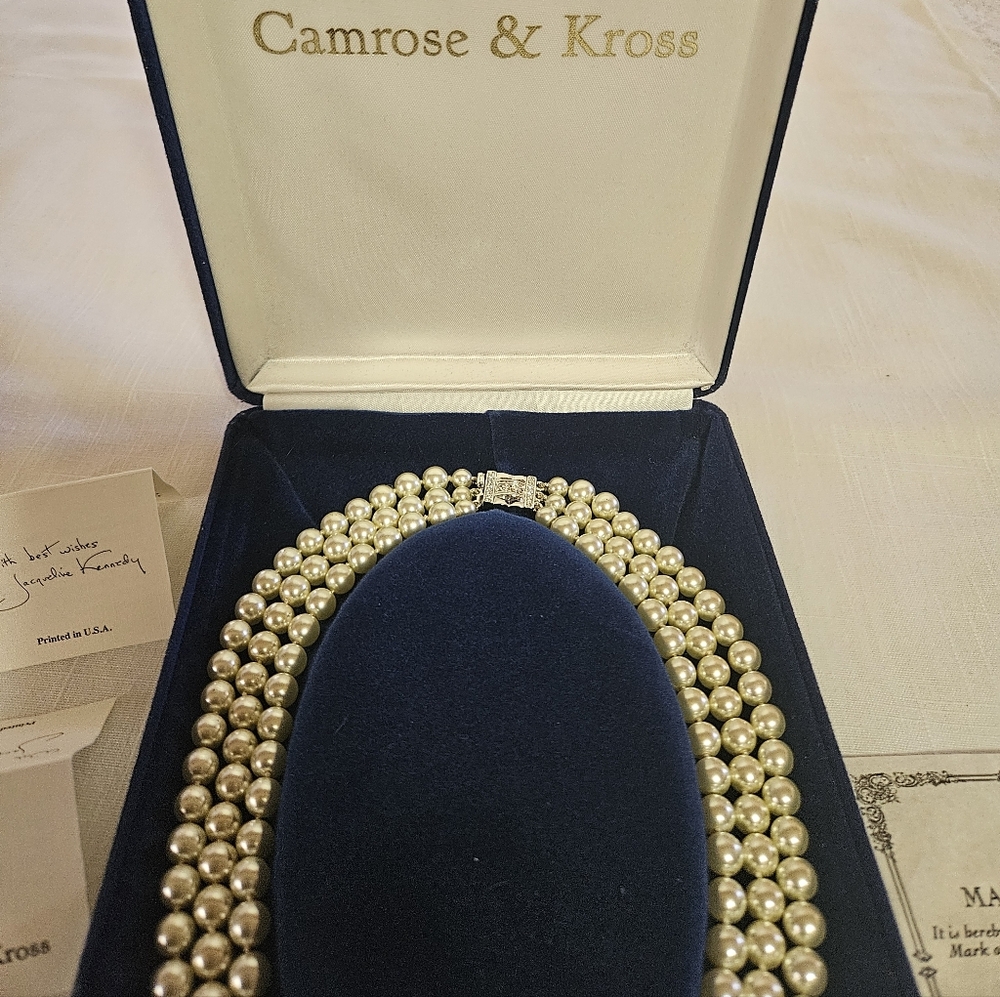 Jackie Kennedy" FAUX"Pearl Necklace With Silver Tone Accents & Swarovski Closure - Picture 3 of 9